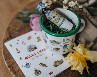 Bayerisches Geschenkset zum Muttertag mit Emailletasse, Klapparte und Gartenschnapserl