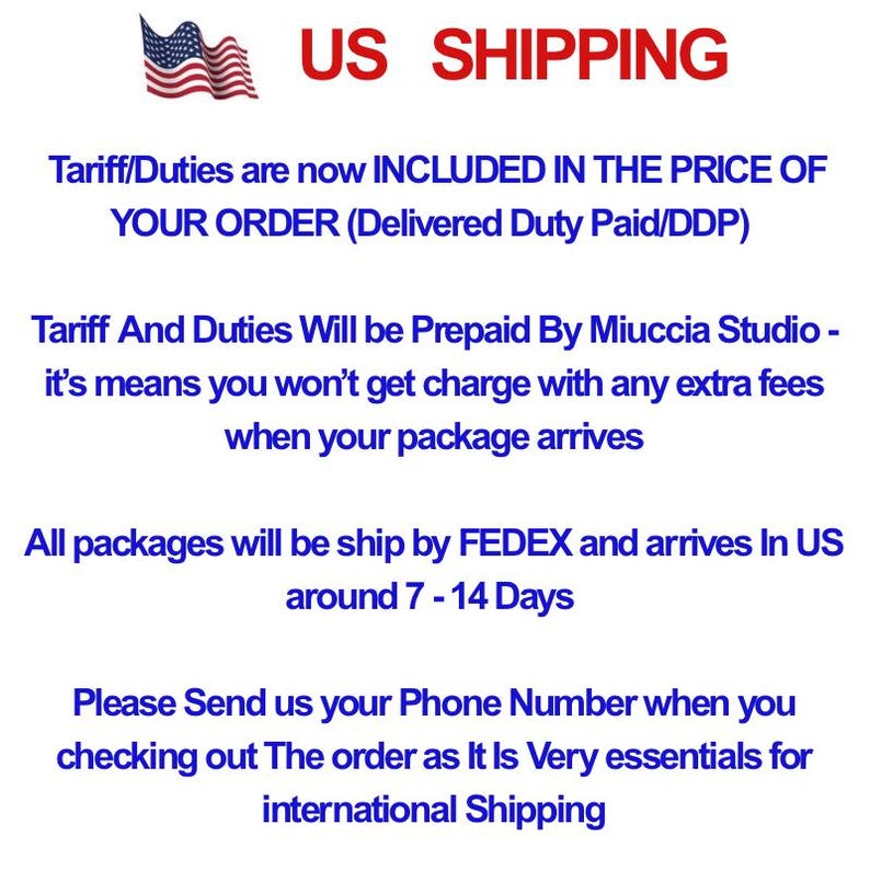 以下が含まれることがあります： 「US SHIPPING」のテキストとアメリカ国旗の画像。テキストは、関税/関税が価格に含まれていること、販売者によって前払いされること、および7〜14日以内のFedExによる発送について詳しく説明しています。また、国際配送用の電話番号も要求しています。