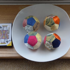 PICCOLA palla decorativa stagionale festosa Harlequin di dimensioni globali. Con sacchetti in iuta con coulisse.