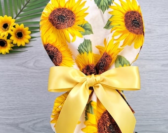 Gorro quirúrgico con forro de satén y estampado de girasoles para coleta. Protege el cabello con opción de botones de satén. Uniforme quirúrgico/de enfermería/médico antiencrespamiento con cierre ajustable.