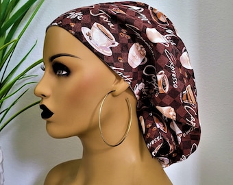 Puede incluir: Un turbante de tela marrón y blanco con estampado de las palabras "Coffee", "Java", "Espresso" y "Cappuccino" impresas. El turbante lo lleva una persona con pendientes de aro dorados.