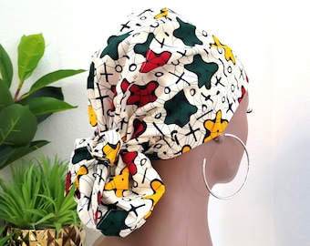 Kleine, mit Satin gefütterte OP-Haube aus Ankara-Stoff: Die mit Satin gefütterte Haube mit Knöpfen schützt das Haar.