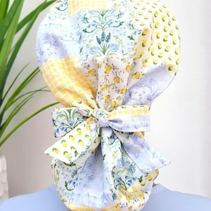 Protege tu cabello con este gorro quirúrgico con forro de satén. Gorro quirúrgico Sunny Day Patchwork con cola de caballo: gorro quirúrgico con forro de satén para enfermeras, médicos y cirujanos.