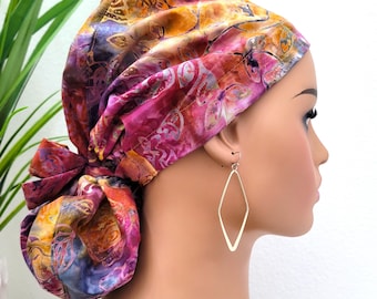 Gorro quirúrgico rosa con forro de satén y estampado de vaca, ideal para enfermeras, médicos o cirujanos. Opción de botones. Gorro antiencrespamiento. Protege el cabello con su forro de satén.