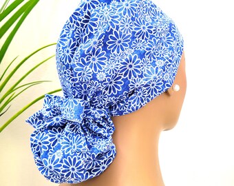 Gorro quirúrgico pequeño con forro de satén y estampado floral para coleta: gorro quirúrgico para enfermeras y médicos que protege el cabello con forro de satén.