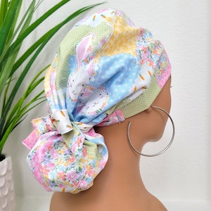 Gorro quirúrgico pequeño con cola de caballo y forro de satén con diseño de conejito