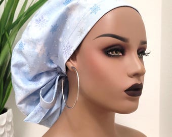 Gorro quirúrgico con forro de satén y diseño de copo de nieve: Gorro para enfermeras y médicos que protege el cabello con forro de satén.