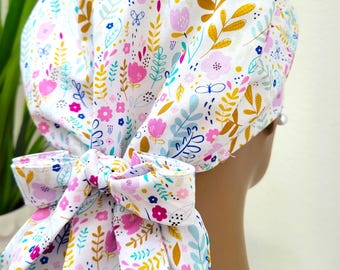 Gorro quirúrgico pequeño con forro de satén y estampado floral para coleta: Protección capilar para enfermeras/médicos. Protege tu cabello con este gorro quirúrgico forrado de satén.