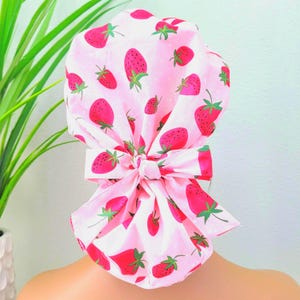 Bonnet de gommage queue de cheval fraise : bonnet chirurgical en coton doublé de satin