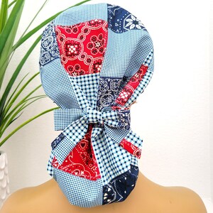 Può includere: Un cappuccio chirurgico patchwork con motivi a quadri blu, paisley rosso e bandana blu navy. Il cappuccio è legato con un fiocco sul retro. Il cappuccio è progettato per essere indossato sulla testa.