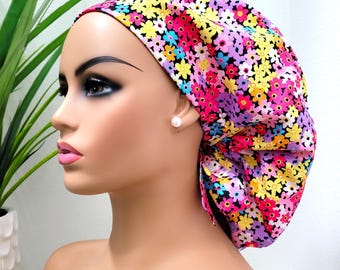 Gorro quirúrgico pequeño con forro de satén y estampado floral para coleta: gorro quirúrgico para enfermeras y médicos que protege el cabello con forro de satén.