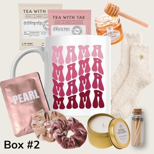 Puede incluir: Una caja de regalo con una taza blanca que dice "Mama" en letras rosas y rojas. La caja tambi&eacute;n incluye una mascarilla facial rosa, dos scrunchies para el cabello, una vela, un peque&ntilde;o frasco de miel, una caja de f&oacute;sforos y un par de calcetines blancos.