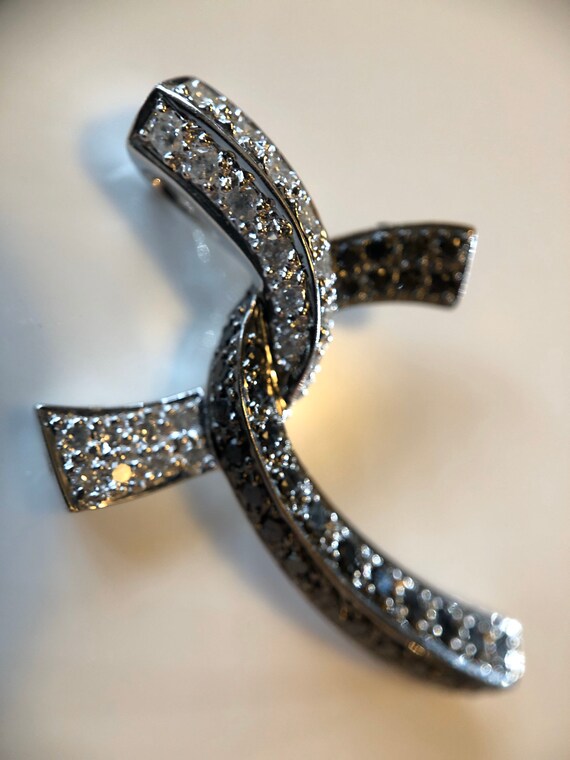 18k White Gold and Diamond Modern Twisted Ribbon … - image 2