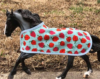Decke passt Breyer Peter Stein traditionell Modell Pferd Pferde Erdbeeren Erdbeeren Karo Karo rot kariert rot blau weiß Spielzeug