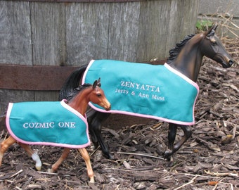 ZENYATTA & COZMIC ONE set geborduurde deken voor Breyer volbloed tb racepaard model paard