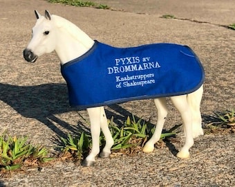 Haftowany koc PYXIS AV DROMMARA dla konia Breyer model Breyerfest 2026 uroczystość Scandi limitowana edycja ogier Knabstrupper