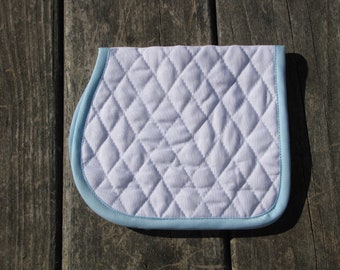 Manta de silla de montar de doma clásica y salto de color azul claro para American Girl Battat, juguete de caballo, poni, muñeca, nuestra generación verdaderamente yo Mi vida como