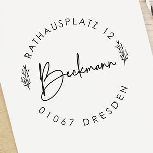 Personalisierter Adressstempel rund 40 mm • Nachname in Handschrift • Adresse im Rundsatz • floraler Holzstempel  - Motiv Dresden