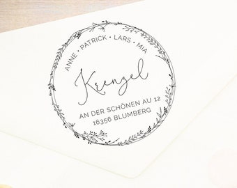 ADRESSSTEMPEL mit Blumenkranz personalisiert - runder Familienstempel // Namensstempel "Blumberg" // Personalisierter Stempel Blumenranke