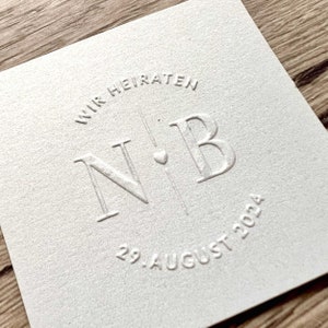 Papierprägung mit Initalen - Veredelung von Hochzeitskarten