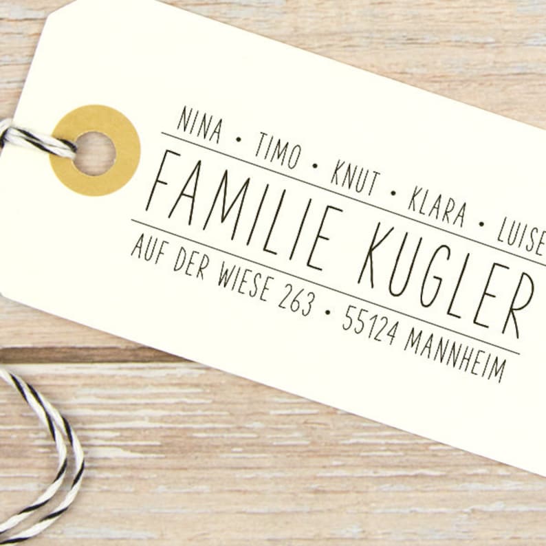Pu&ograve; includere: Etichetta bianca con testo nero che dice "NINA. TIMO. KNUT. KLARA. LUISE. FAMILIE KUGLER. AUF DER WIESE 263. 55124 MANNHEIM".