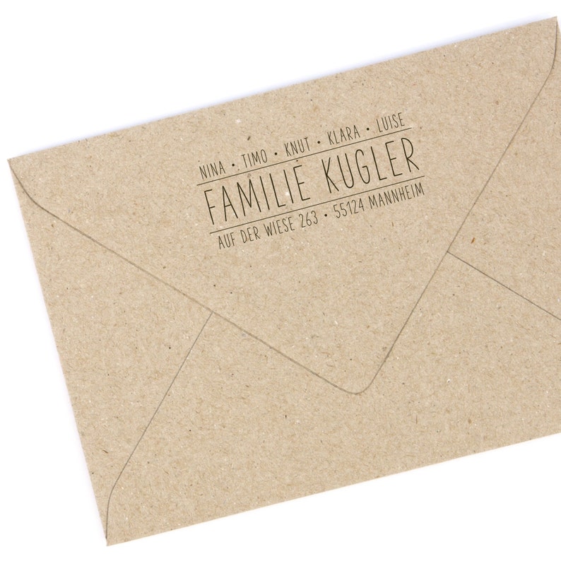 Pu&ograve; includere: Una busta di carta marrone con un'etichetta di indirizzo di ritorno in bianco e nero che recita "NINA - TIMO - KNUT - KLARA - LUISE FAMILIE KUGLER AUF DER WIESE 263 - 55124 MANNHEIM"