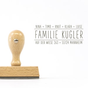 Pu&ograve; includere: Timbro autoinchiostrante in legno con il testo "NINA &bull; TIMO &bull; KNUT &bull; KLARA &bull; LUISE FAMILIE KUGLER AUF DER WIESE 263 &bull; 55124 MANNHEIM".