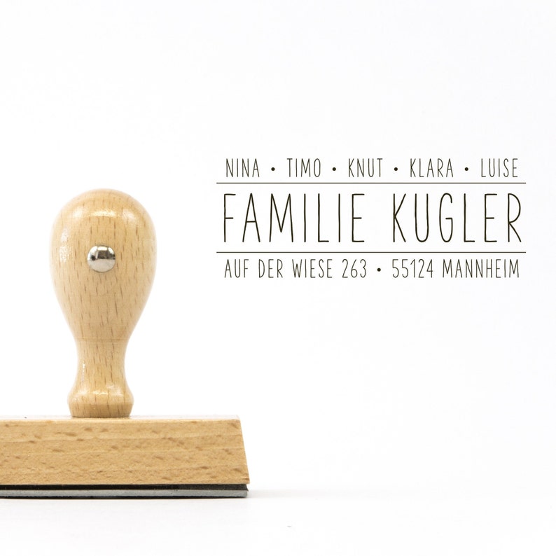 Pu&ograve; includere: Timbro autoinchiostrante in legno con il testo "NINA &bull; TIMO &bull; KNUT &bull; KLARA &bull; LUISE FAMILIE KUGLER AUF DER WIESE 263 &bull; 55124 MANNHEIM".