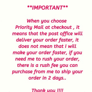Pu&ograve; includere: Sfondo bianco con coriandoli colorati e testo "**IMPORTANTE**". Il messaggio spiega che la scelta di Priority Mail accelera la consegna postale, non l'elaborazione dell'ordine. Ringraziamenti alla fine.