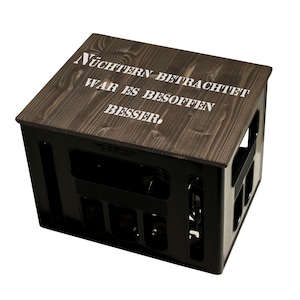 ultiMade® Bierkastensitz Holz Sitzauflage für Bierkiste Weihnachtsgeschenk Biergeschenk Geschenk für Männer Hocker NÜCHTERN BETRACHTET Bild 1