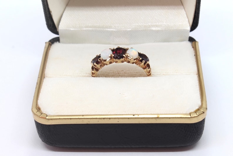 Victorian Style Vintage 9ct Gold Ornate Opal /& Garnet Ring