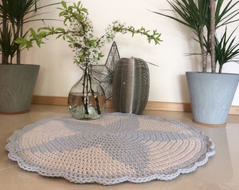 Kids room floor decoration - round rug with star in the middle and finished with a frill