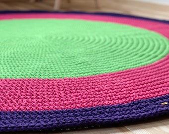 Colorful round rug available in many color variations and sizes - perfect floor decoration for kids and teenagers room