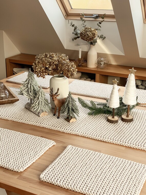 Chemin de table avec pompons faits à la main - Décoration de table