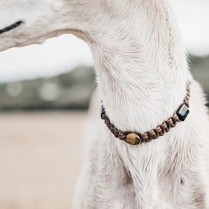 Honden- en kattenhalsband met natuurlijke edelstenen. Solidaire honden- en kattenstropdas met kristallen. Handgemaakt van gewaxt katoen. Veganistische huisdiersieraden