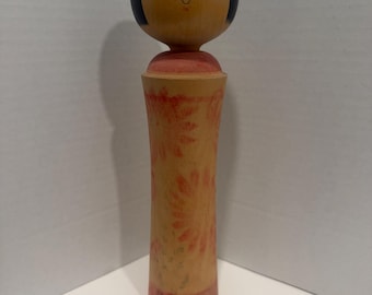 Muñeca kokeshi japonesa antigua. Está firmada en la base. Es preciosa.