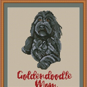 Op de afbeelding: Borduurpatroon van een zwarte hond met de tekst "Golden Doodle Mom" eronder.