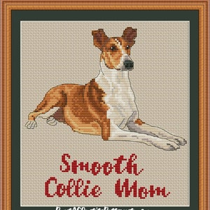 Könnte beinhalten: Kreuzstich-Kunst eines Smooth Collie-Hundes in Braun-, Weiß- und Beigetönen, der liegt. Der Text "Smooth Collie Mom" ist rot gestickt. Das Kunstwerk ist in einem Holzrahmen gerahmt.