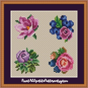 Peut inclure: Quatre motifs de point de croix représentant des motifs floraux. Les motifs comprennent une seule fleur rose, un bouquet de fleurs violettes, un bouquet de fleurs roses avec des baies bleues et un bouquet de baies bleues avec une fleur rose.