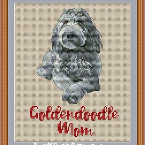 Op de afbeelding: Borduurpatroon van een grijze en witte doodle hond die zit met de tekst "Golden doodle Mom" in rood.