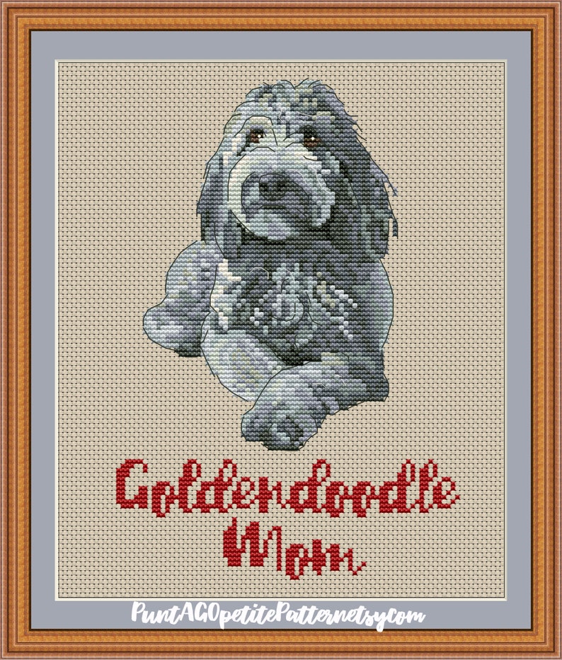 Op de afbeelding: Borduurpatroon van een grijze en witte doodle hond die zit met de tekst "Golden doodle Mom" in rood.