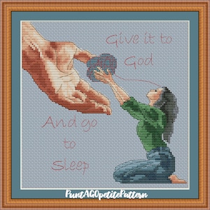 Może przedstawiać: Sztuka haftu krzyżykowego w drewnianej ramie. Grafika przedstawia dłoń wyciągniętą do klęczącej osoby z napisem "Give it to God And go to Sleep". Osoba ma na sobie zieloną koszulę i niebieskie dżinsy.
