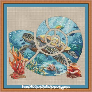 Peut inclure: Motif de point de croix représentant une tortue de mer dans un environnement sous-marin stylisé. Le design est encadré dans une forme de coquillage, avec des détails de coraux et de poissons. La palette de couleurs comprend des bleus, des verts et des oranges. Le texte "PrintAGOpettitePatternetsycom" est en bas.