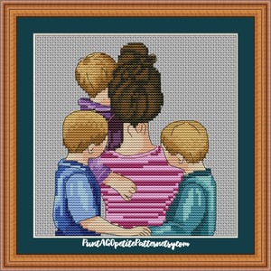 Può includere: Modello di punto croce di una madre con tre figli. La madre indossa una camicia a righe rosa e bianche e i figli indossano camicie blu. Il modello è in una cornice.