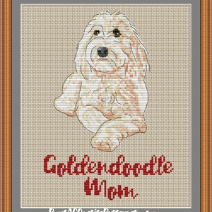 Op de afbeelding: Borduurpatroon van een golden doodle hond die zit met de tekst "Golden Doodle Mom" eronder. Het patroon is te koop op de website PuntAGOpettiePatternsEtsy.com.