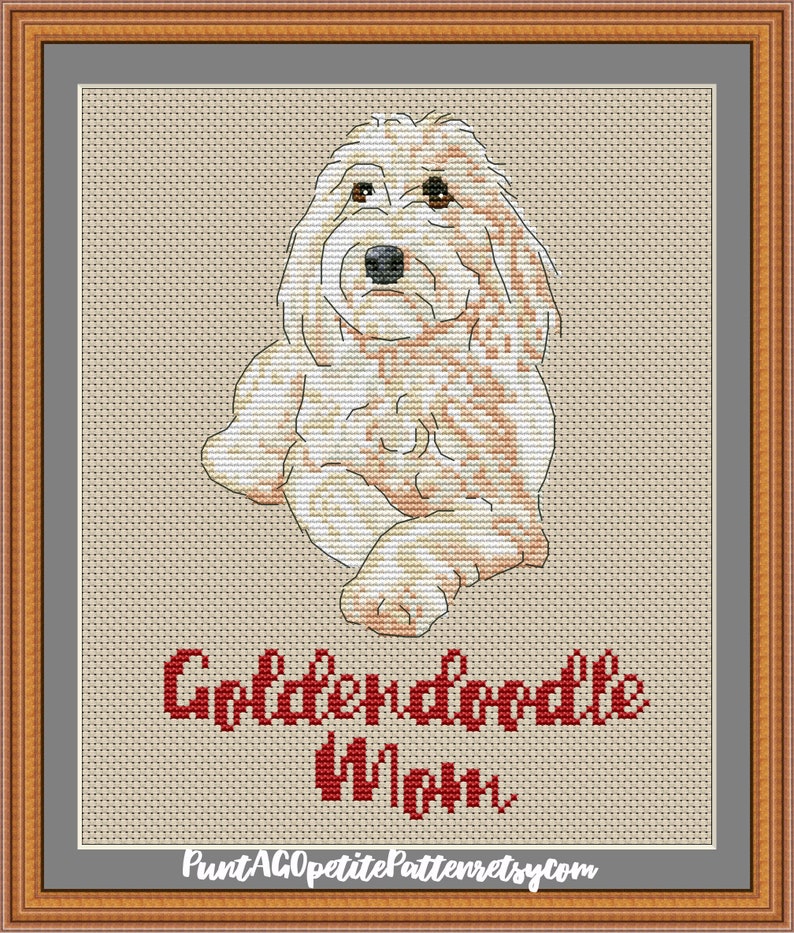 Op de afbeelding: Borduurpatroon van een golden doodle hond die zit met de tekst "Golden Doodle Mom" eronder. Het patroon is te koop op de website PuntAGOpettiePatternsEtsy.com.