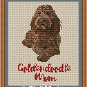 Op de afbeelding: Borduurpatroon van een bruine Golden Doodle hond die zit met de tekst "Golden Doodle Mom" in rood.