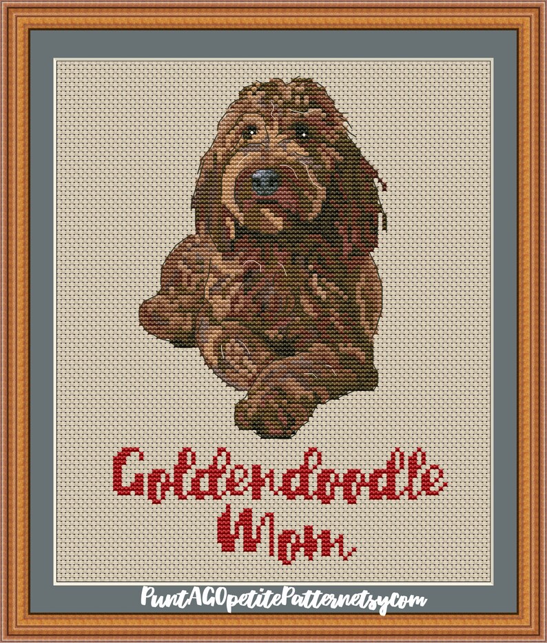 Op de afbeelding: Borduurpatroon van een bruine Golden Doodle hond die zit met de tekst "Golden Doodle Mom" in rood.