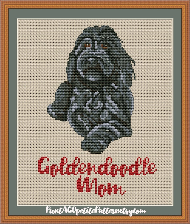 Op de afbeelding: Borduurpatroon van een zwarte hond met de tekst "Golden Doodle Mom" eronder.