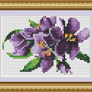 Pode incluir: Um padrão de ponto cruz de um buquê de flores roxas com folhas verdes e centros amarelos.